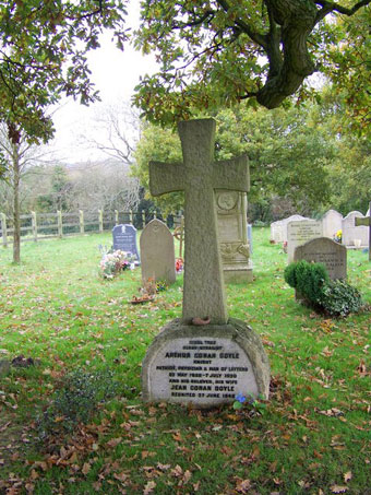 Conan Doyle's grave at Minstead (Geograph).