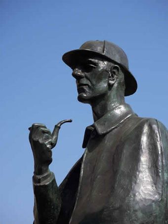 Sherlock Holmes statue in Baker Street (The Sherlock Holmes Society of London).